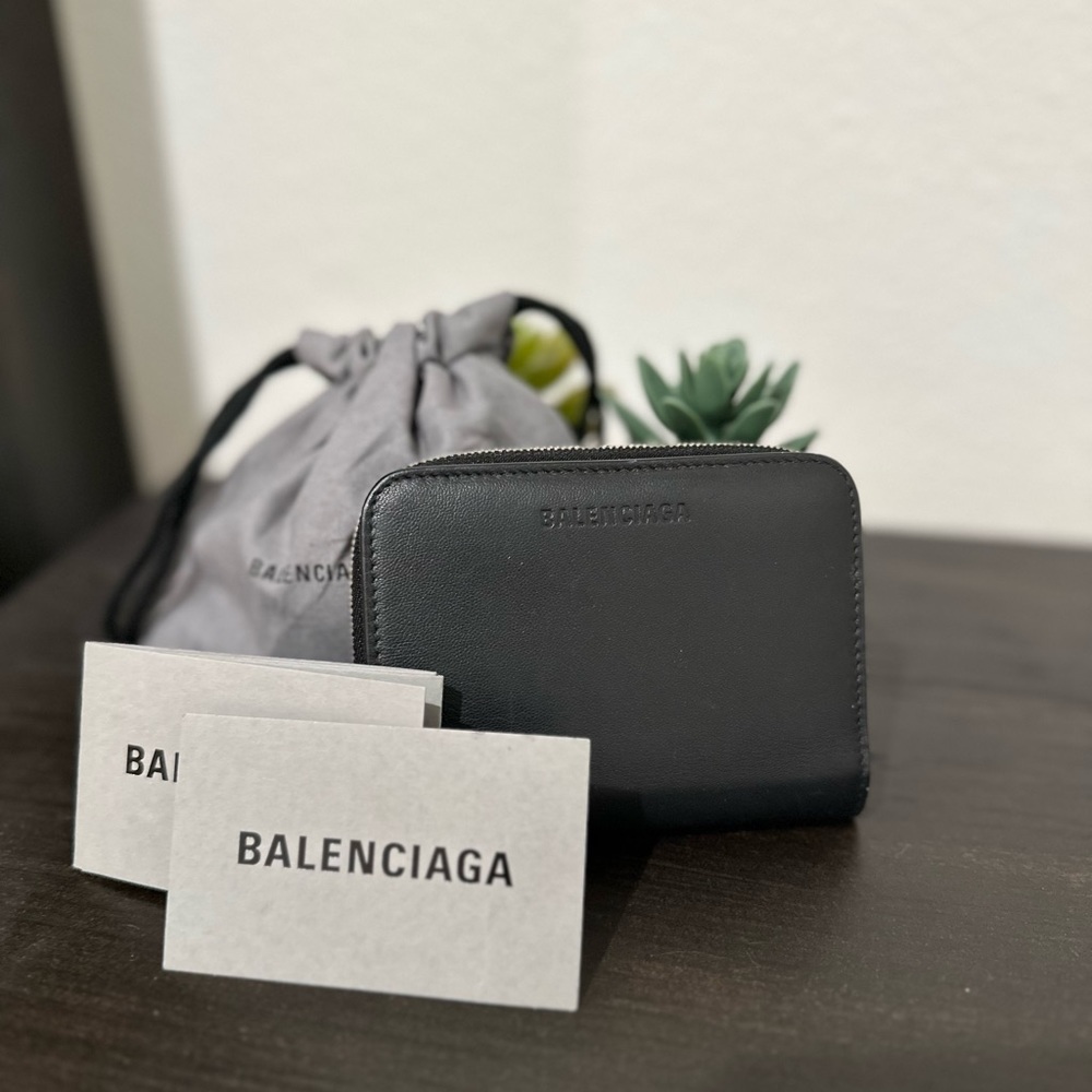 EUC BALENCIAGA COMPACT LEATHER ZIPPER WALLET